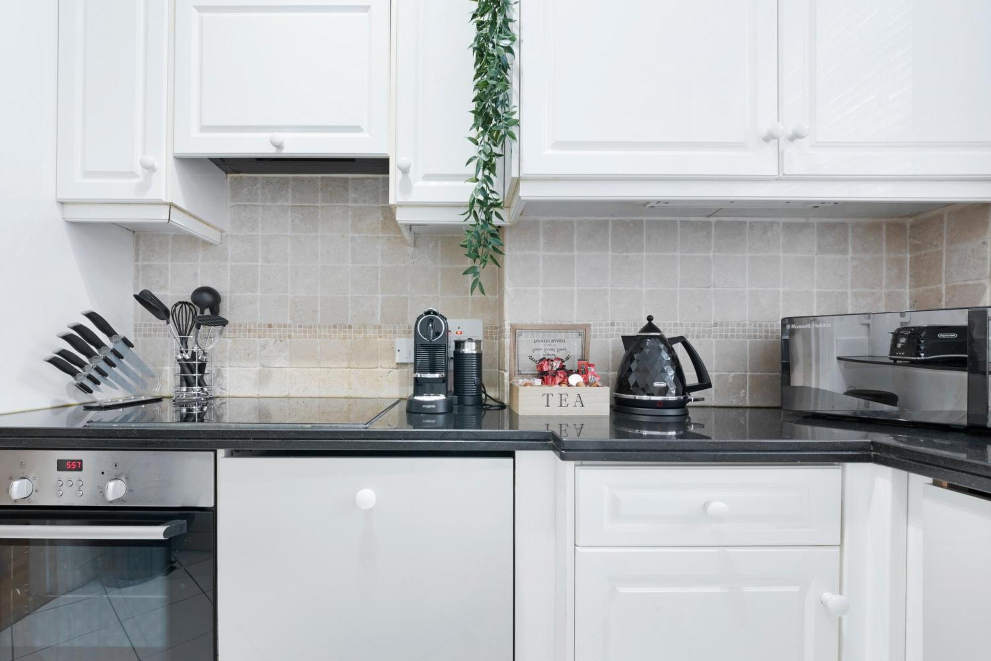 2 Bed Apartment- Mayfair 1 Апартаменты Лондон