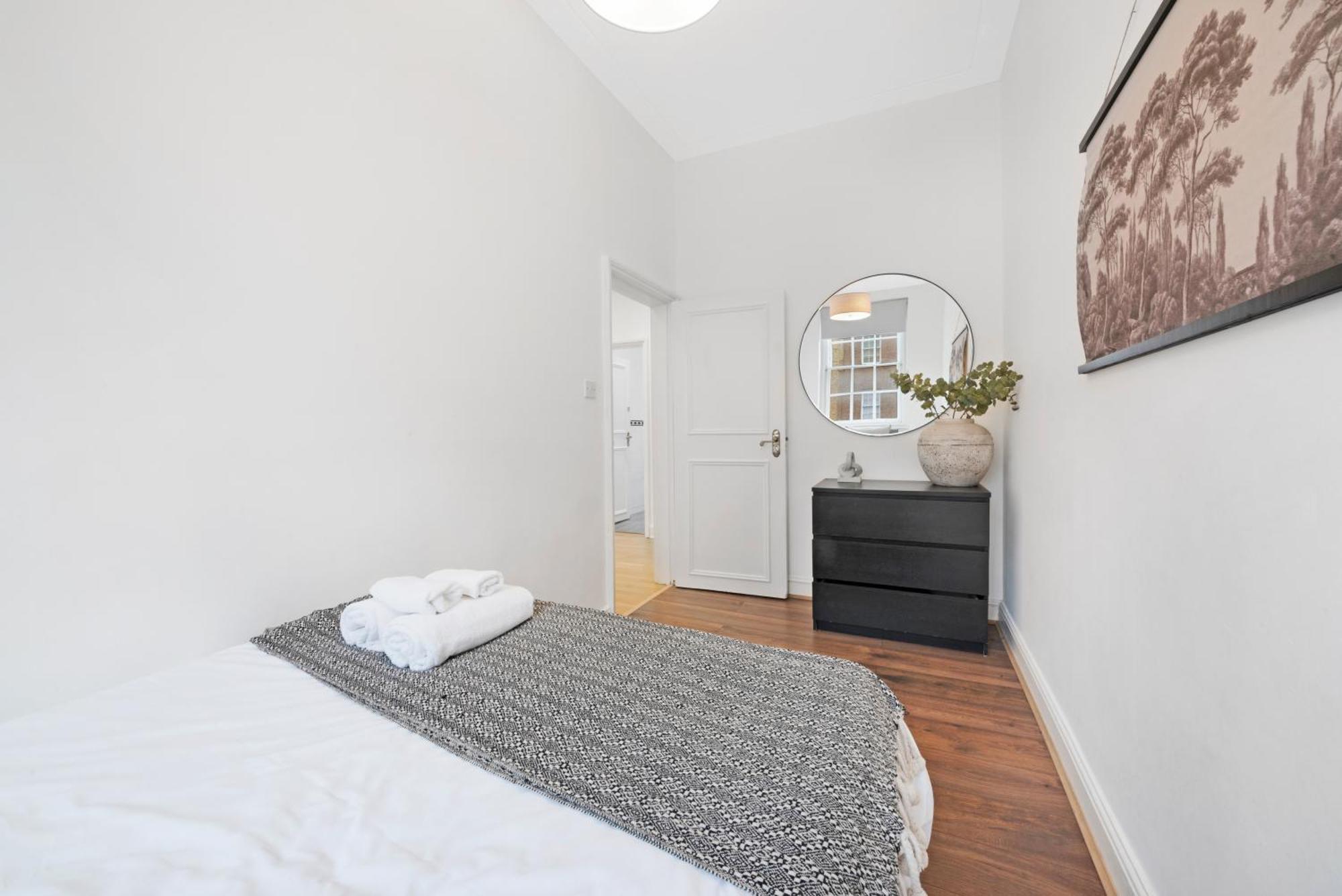 2 Bed Apartment- Mayfair 1 * Лондон